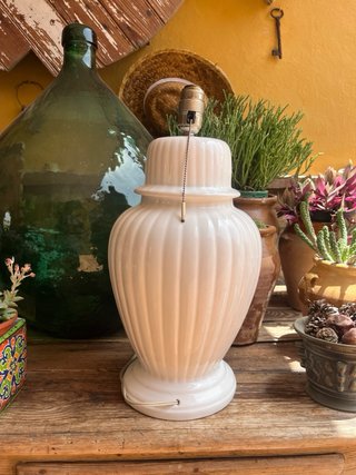 Lámpara cerámica blanca de mesa