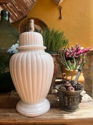 Lámpara cerámica blanca de mesa