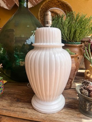 Lámpara cerámica blanca de mesa