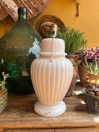 Lámpara cerámica blanca de mesa
