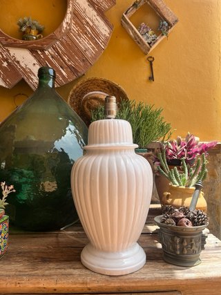 Lámpara cerámica blanca de mesa