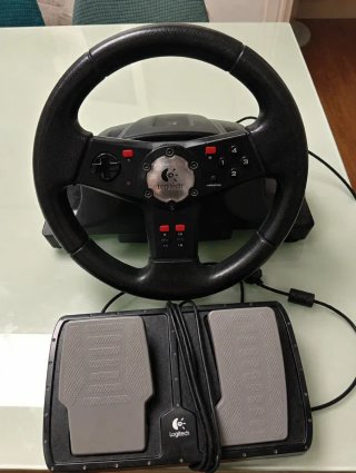 Volante y Pedales Logitech Gaming