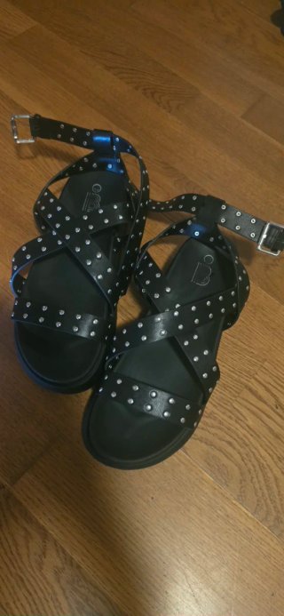 Sandalias negras con tachuelas