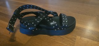 Sandalias negras con tachuelas