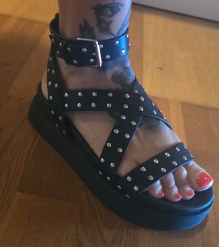 Sandalias negras con tachuelas