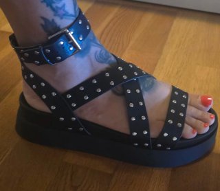 Sandalias negras con tachuelas