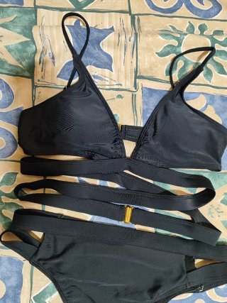 Bikini negro con tiras