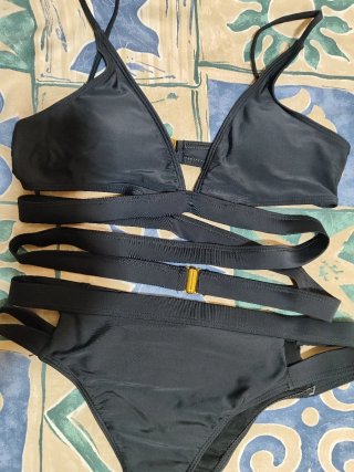 Bikini negro con tiras