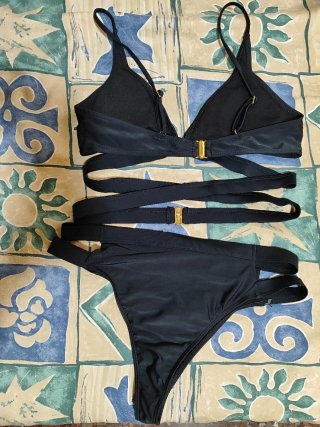 Bikini negro con tiras