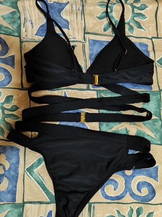 Bikini negro con tiras