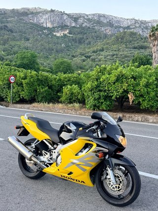 Honda CBR 600 F4 Sportbike Amarilla y Negra