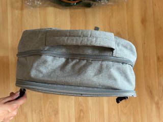 Mochila gris de gran capacidad
