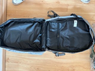 Mochila gris de gran capacidad