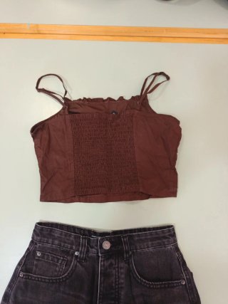 Top H&M marrón y shorts vaqueros negros
