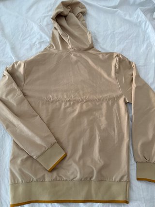 Sudadera beige con capucha y bolsillo