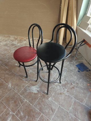 10 Sillas Metálicas con Asiento Rojo. 1 taburete