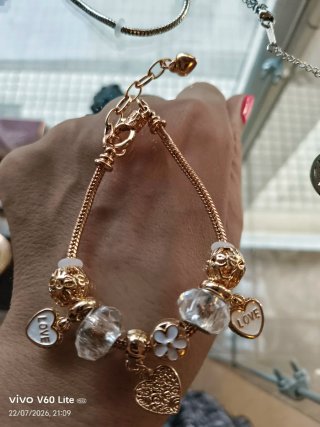 Pulsera dorada con charms