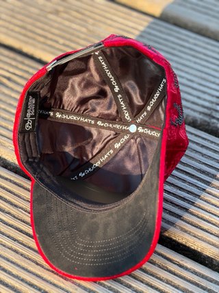 Gorra roja con diseño
