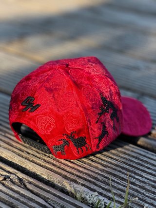 Gorra roja con diseño