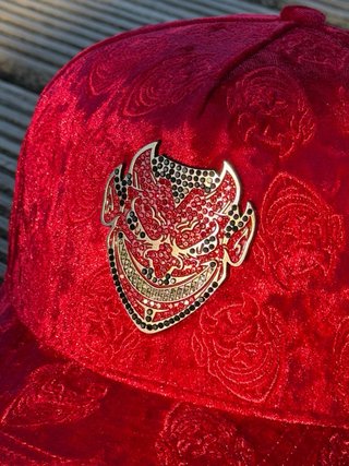 Gorra roja con diseño