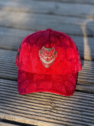 Gorra roja con diseño