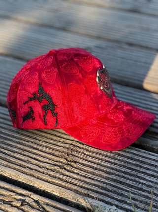 Gorra roja con diseño