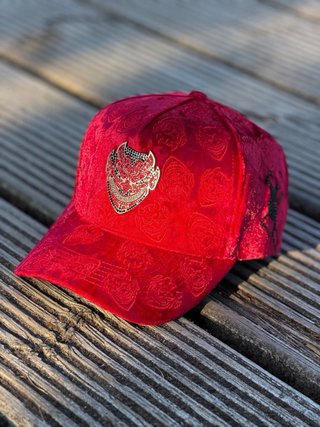 Gorra roja con diseño