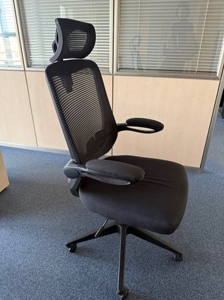 Silla de oficina ergonómica negra