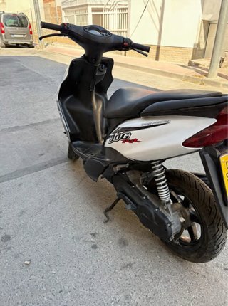 Yamaha Jog RR Scooter Blanco y Negro