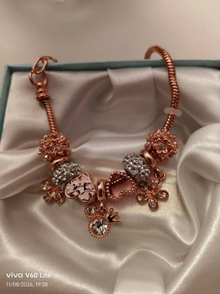 Pulsera con dijes de luna y estrellas
