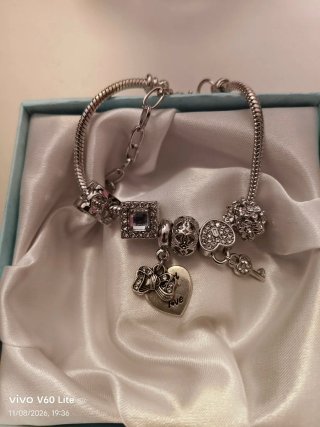 Pulsera con dijes de luna y estrellas