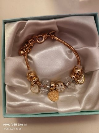 Pulsera con dijes de luna y estrellas