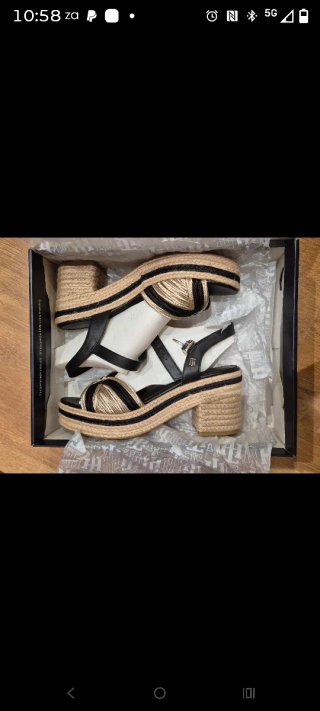 Sandalias Tommy Hilfiger Negras y Doradas