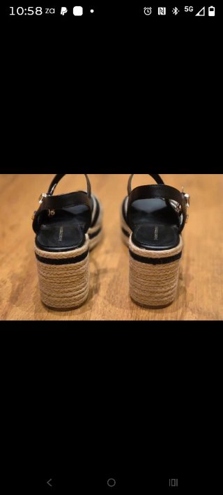 Sandalias Tommy Hilfiger Negras y Doradas