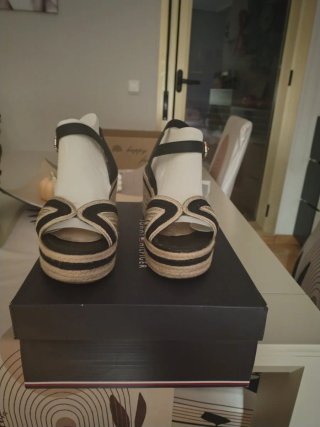 Sandalias Tommy Hilfiger Negras y Doradas