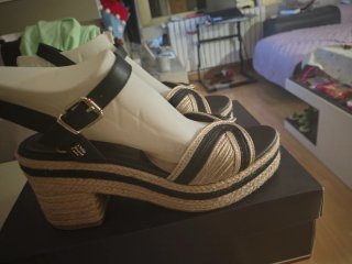 Sandalias Tommy Hilfiger Negras y Doradas