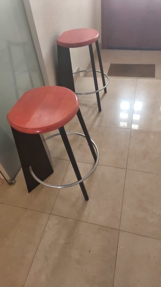 Taburetes de madera y metal