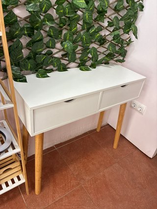 Mesa de recibidor blanca con patas de madera nuevo