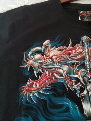 Camiseta chico dragón y espada