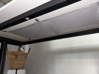 Mesa de escritorio blanca y negra