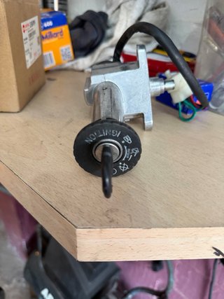 Bombín Cerradura Sym Jet 50 con Llave