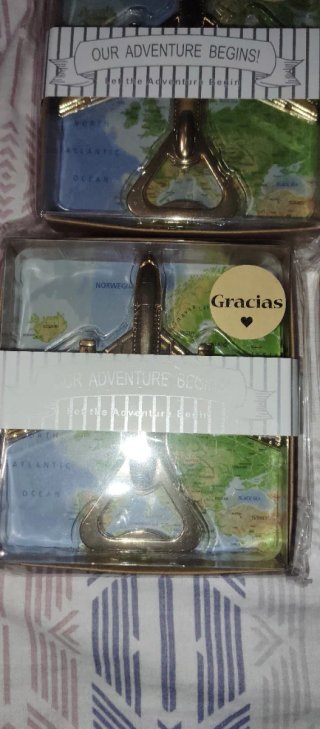 Abridor de botellas metálico con forma de avión