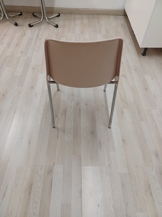 Sillas apilables de plástico y metal