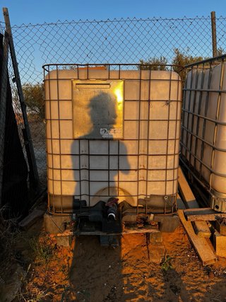 Depósito agua 1000L IBC jaula metálica.