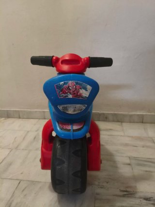 Moto correpasillos azul Spider-Man