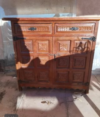 Mueble de madera antiguo con cajones