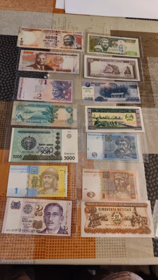 12 Banconote Cinesi e 14 Banconote del Mondo