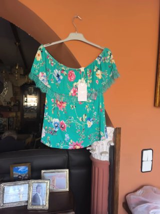 Blusa verde con estampado floral