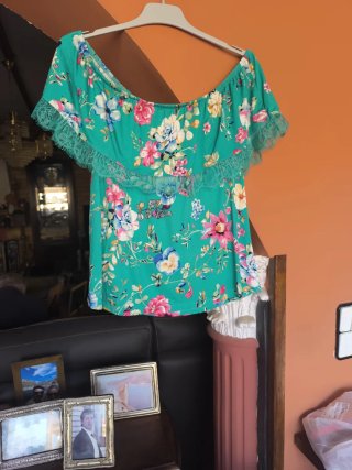 Blusa verde con estampado floral