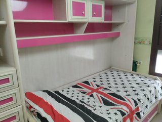 Mueble juvenil integrado con cajones y espejo